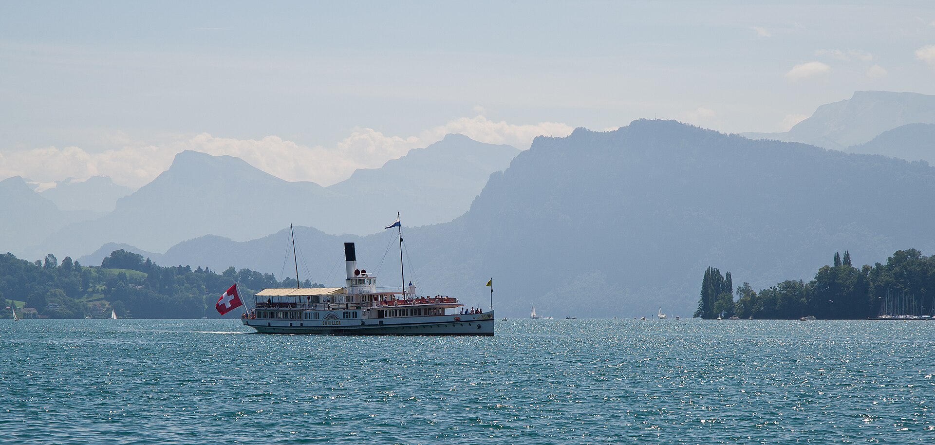 Dampfschiff auf dem Vierwaldstättersee vor Luzern