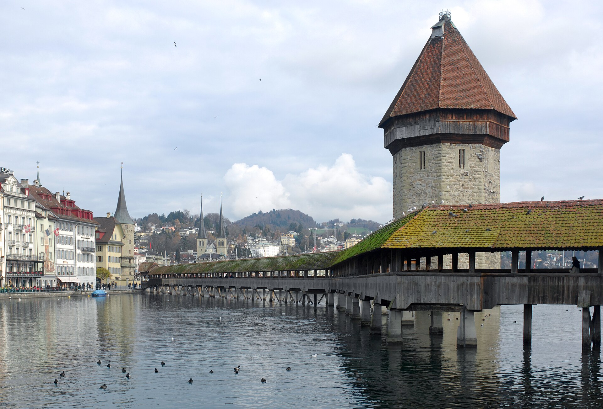 Kapellbrücke mit Wasserturm in Luzern